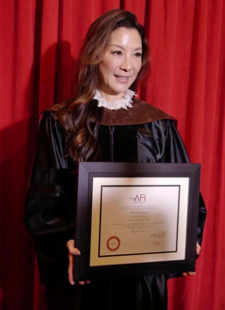 Dương Tử Quỳnh nhận bằng tiến sĩ khi 60 tuổi.