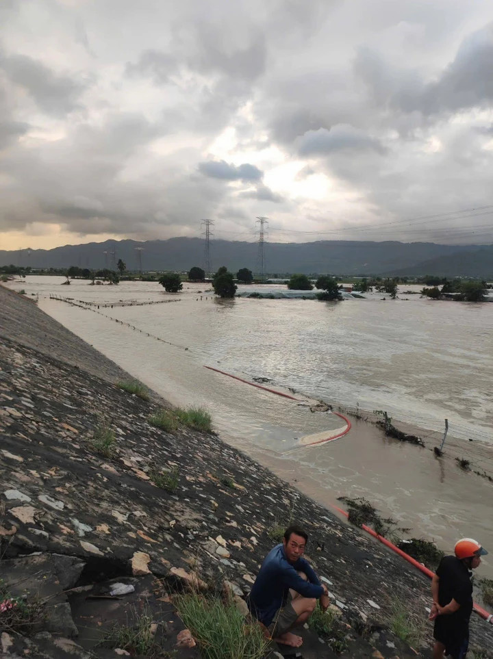 Nước bắt đầu rút nhưng nhiều nơi vẫn bị cô lập do ngập sâu. Ảnh: Người dân cung cấp