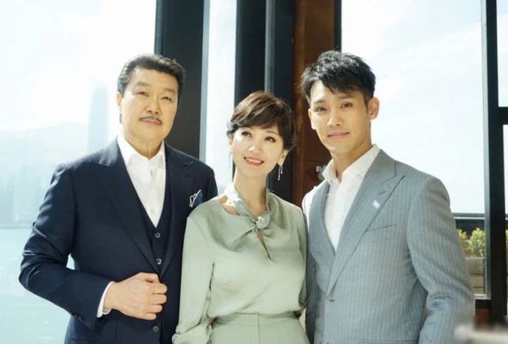 Triệu Nhã Chi cùng chồng và con trai út.