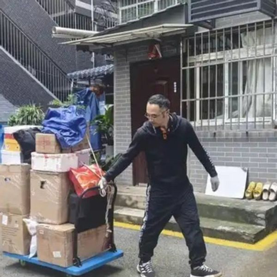 Thiếu gia phá sản thành thợ bốc vác, bất ngờ đổi đời nhờ 'bắn' tiếng Anh như người bản địa