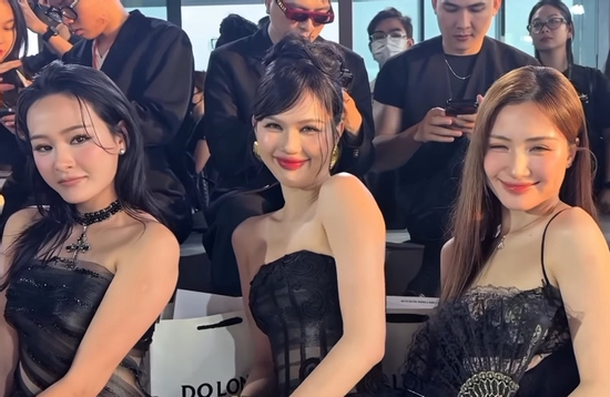 Bộ ba Ngọc Trinh - Hòa Minzy - Hiền Hồ giật sạch spotlight ở show thời trang