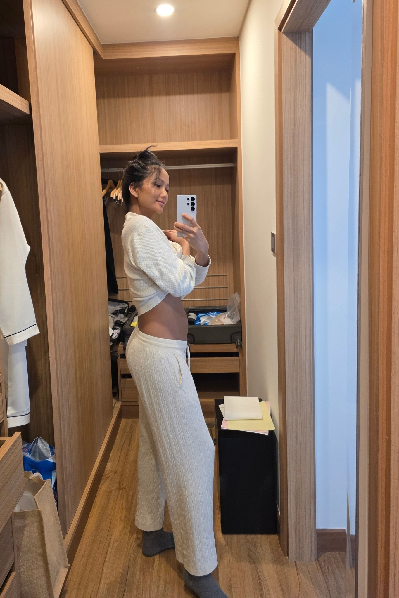 Team qua đường tóm gọn HHen Niê ở sự kiện vóc dáng ra sao sau 2 tháng sinh con