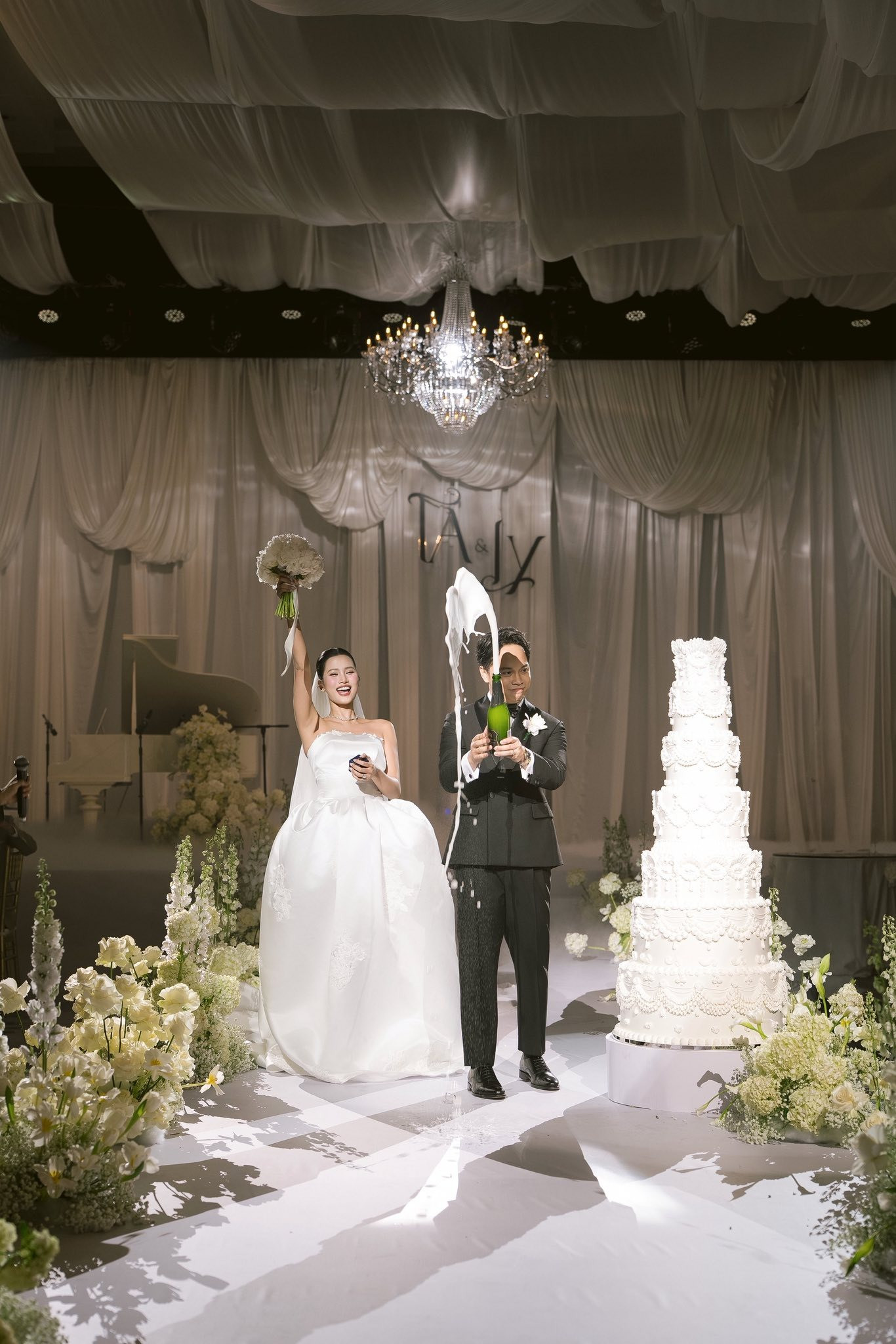 Á hậu Hương Ly viết tâm thư gửi chồng sau lễ cưới