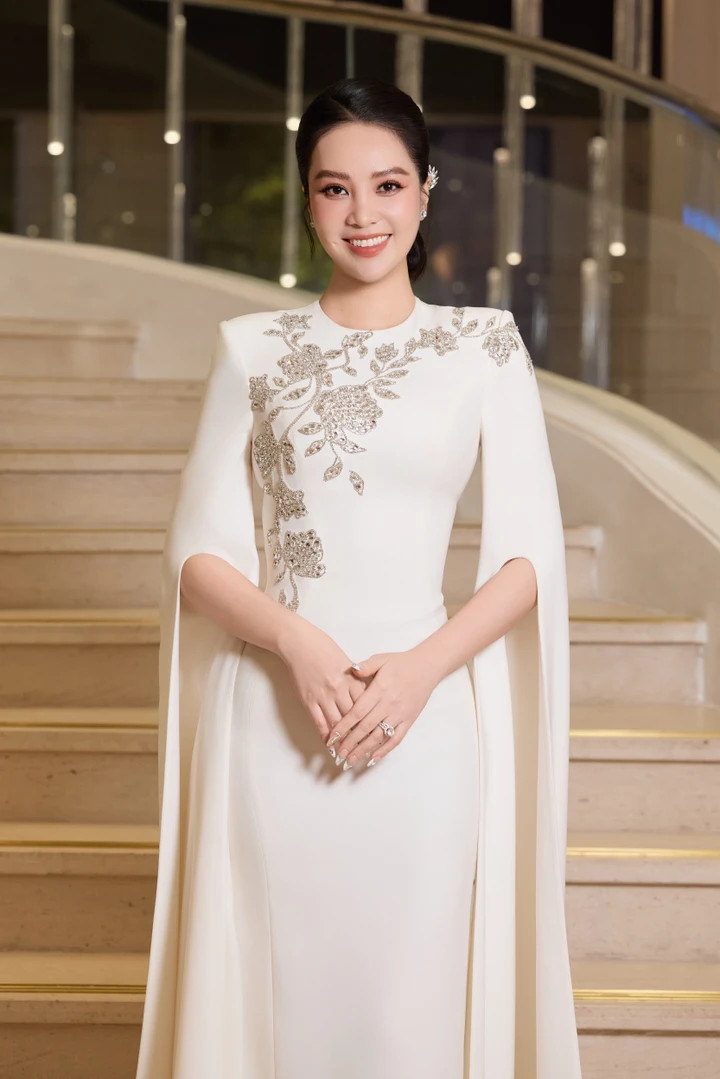 Người đẹp vừa đón con thứ 2 chào đời ở tuổi 39.