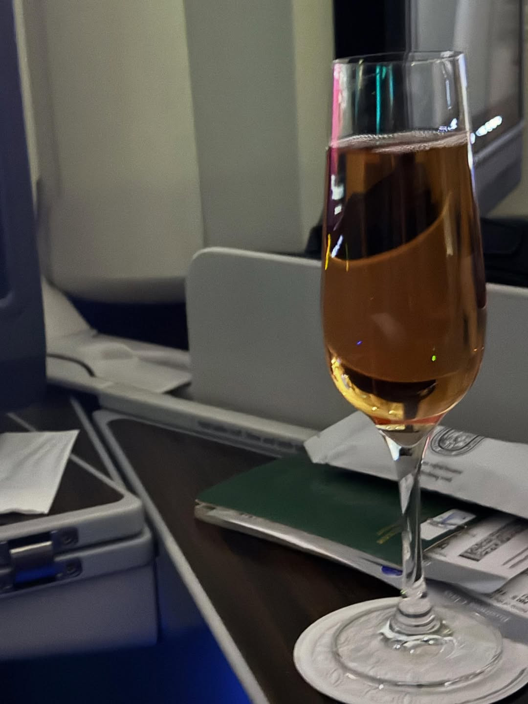 Á hậu Vũ Thúy Quỳnh công khai khoảnh khắc xuất ngoại cực tình với thiếu gia Đức Phạm