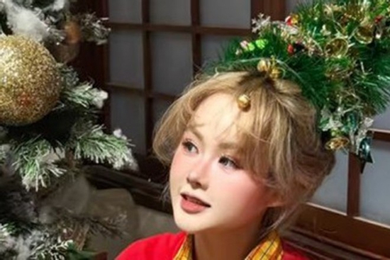 Đu trend buộc tóc cây thông Noel gây sốt mùa Giáng sinh
