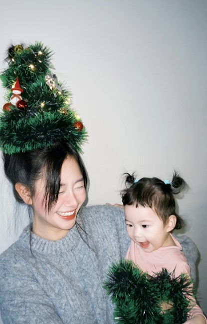 Đu trend buộc tóc cây thông Noel gây sốt mùa Giáng sinh - Ảnh 6.