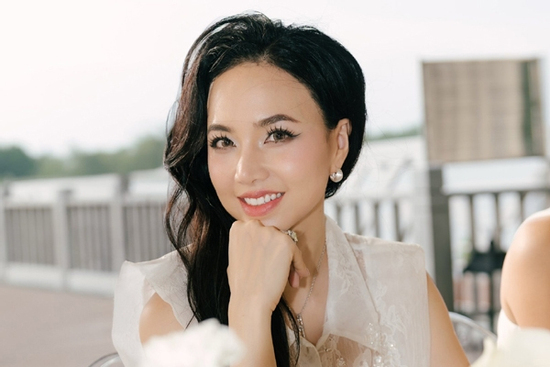 Hoa khôi Tây Đô sau 21 năm đăng quang có hạnh phúc viên mãn bên chồng - đạo diễn trăm tỷ