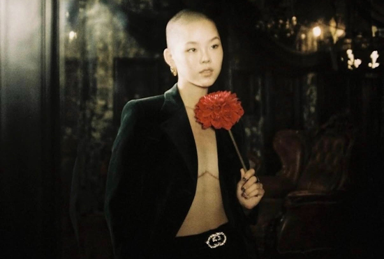 Nữ idol 'come out' gây sốc ngay sinh nhật tuổi 20, còn phẫu thuật cắt vòng 1