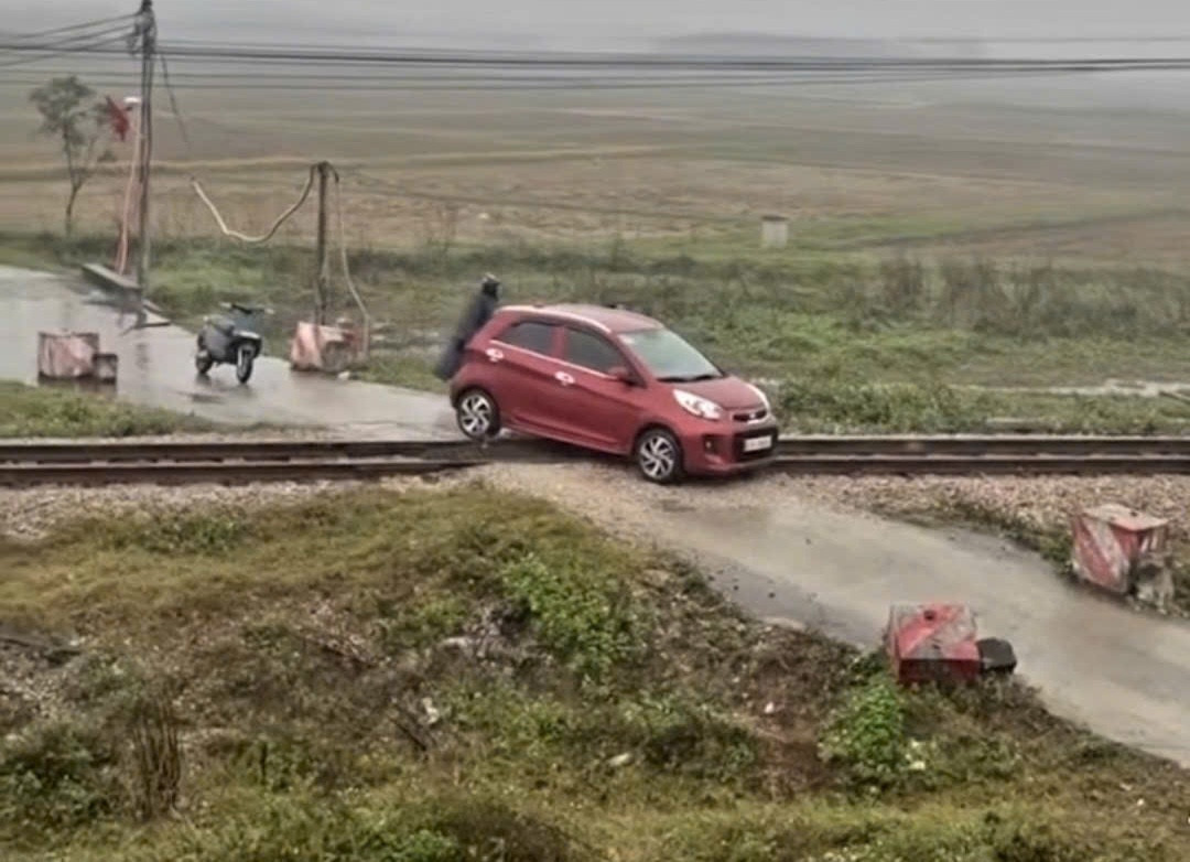 ô tô đường sắt .jpg