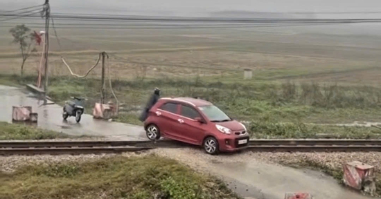 Phút 'thót tim' khi đoàn tàu lao đến gặp ô tô chết máy trên đường ray