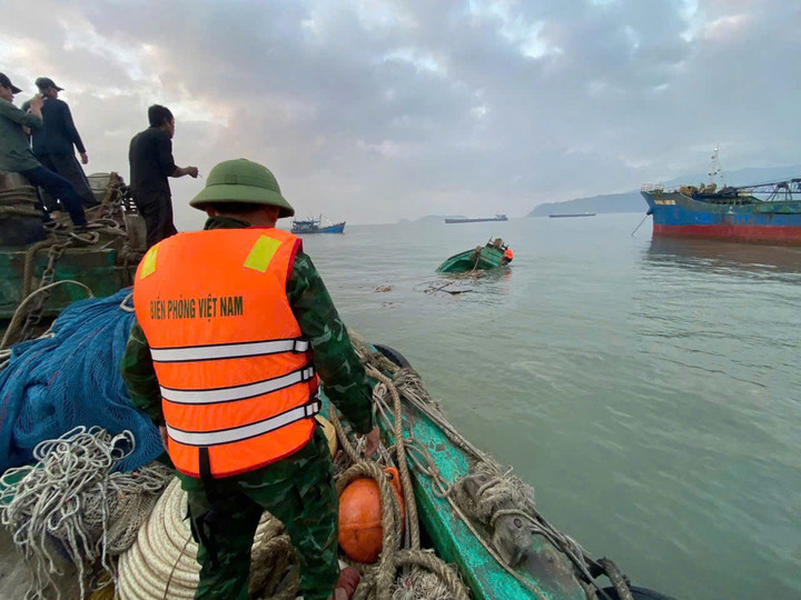 Tàu cá BV-93600TS bị chìm cách đảo Hòn La khoảng 500m. (Ảnh: BĐBP)