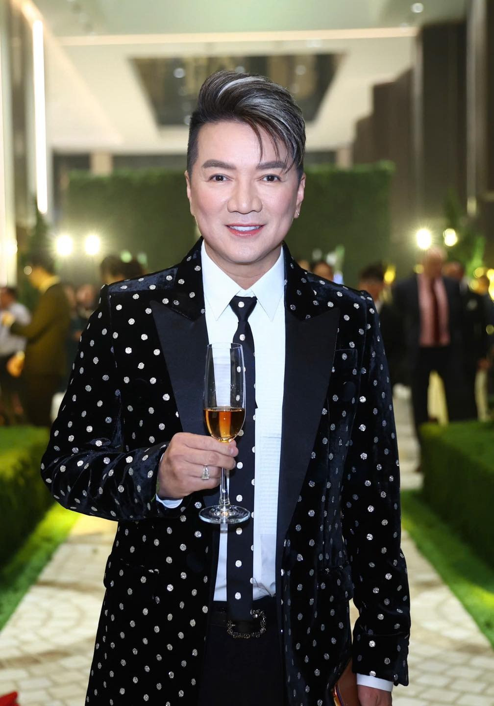 3 ca sĩ đình đám hát trong đám cưới Tiên Nguyễn là những ai