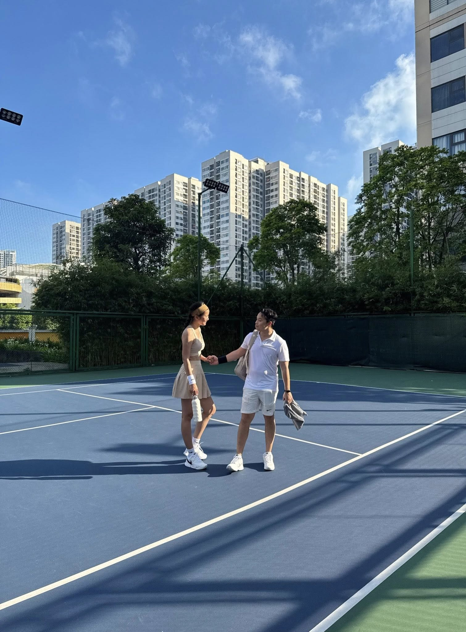 Á hậu Hương Ly lên tiếng bênh vực chồng sau đám cưới