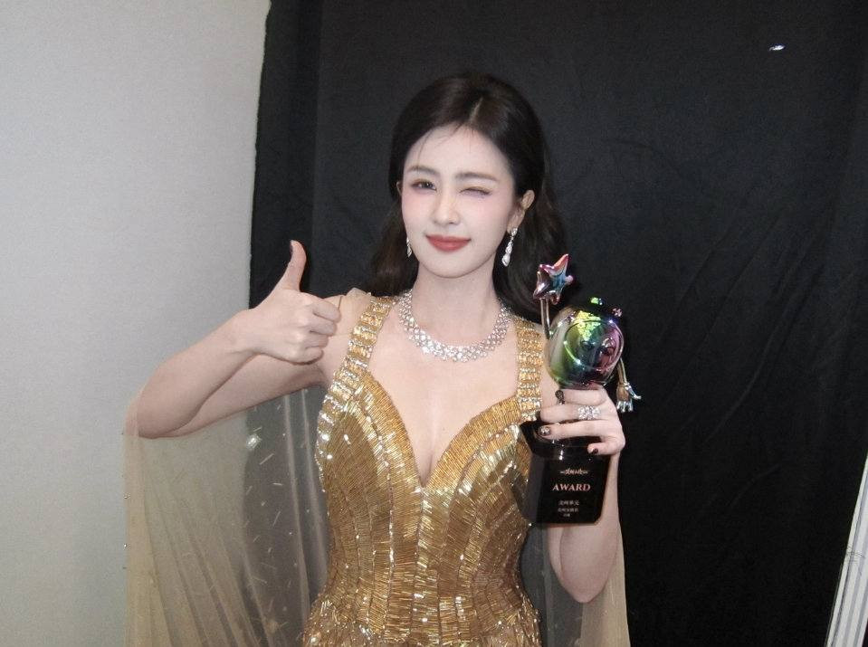 Bạch Lộc bất ngờ bị vạ lây vì giải thưởng bị trao nhầm của Lưu Thi Thi - Ảnh 2