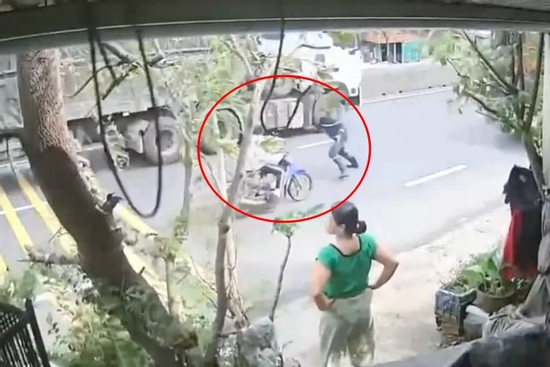 Clip thót tim chiến sĩ cảnh sát PCCC TP.HCM lao vào mũi xe container cứu học sinh