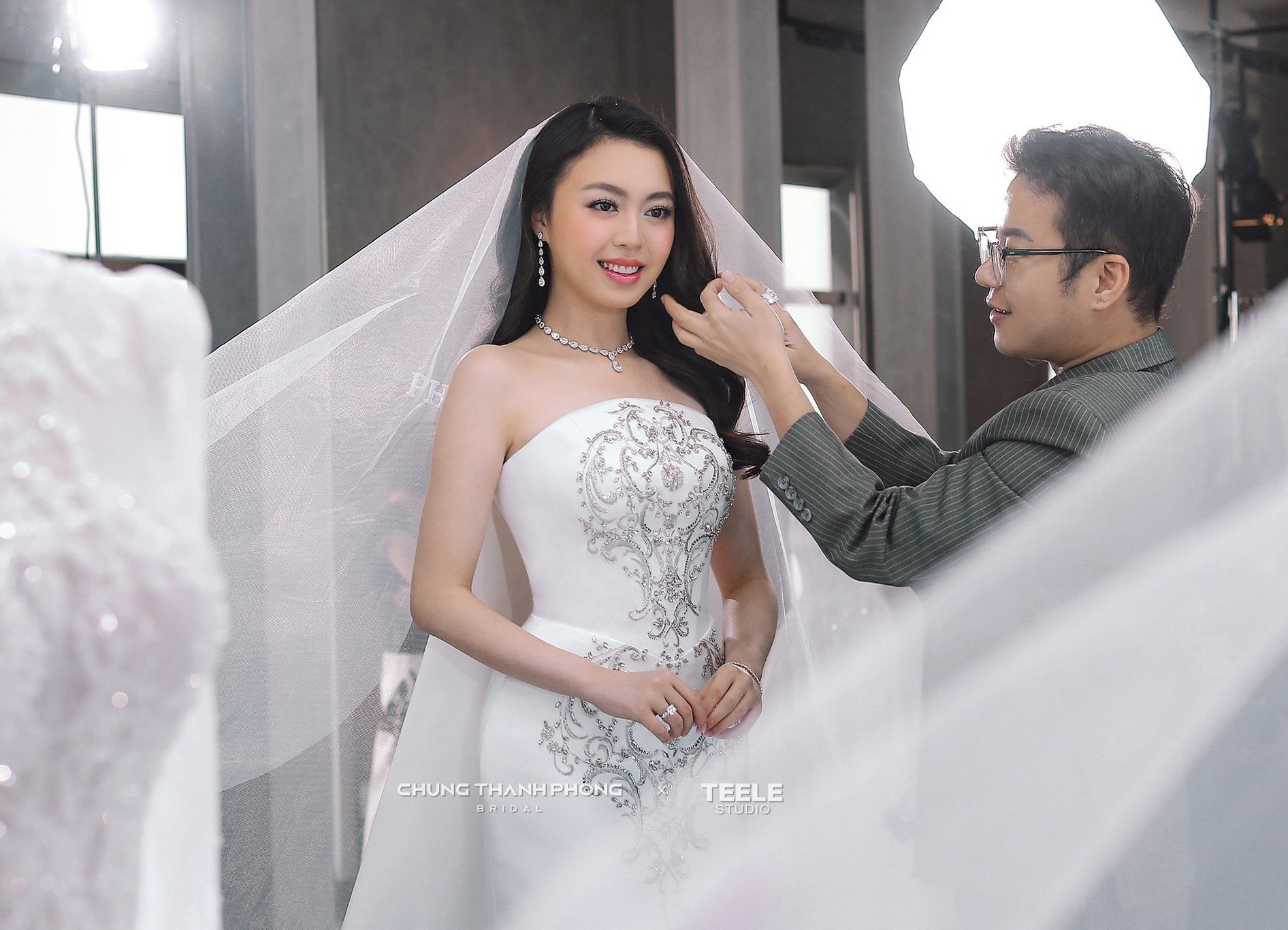 Cô dâu gia tộc nghìn tỷ tung ảnh cưới hoành tráng trong hôn lễ với thiếu gia Phan Hoàng