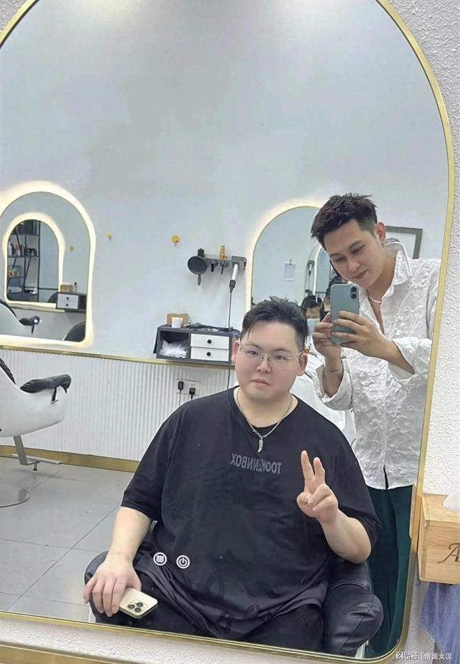 Con trai kín tiếng của ông trùm Hong Kong ngoại hình khiến ai cũng ngỡ ngàng