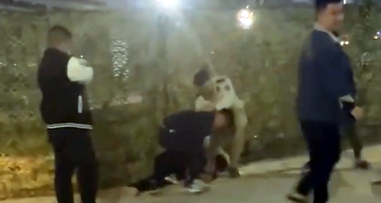 Cư dân chung cư cao cấp truy đuổi, bắt giữ kẻ trộm liều lĩnh