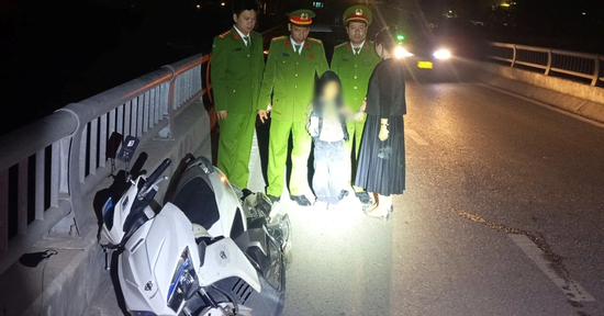 Đau buồn vì chồng mất, người phụ nữ 26 tuổi định nhảy sông tự tử cùng con