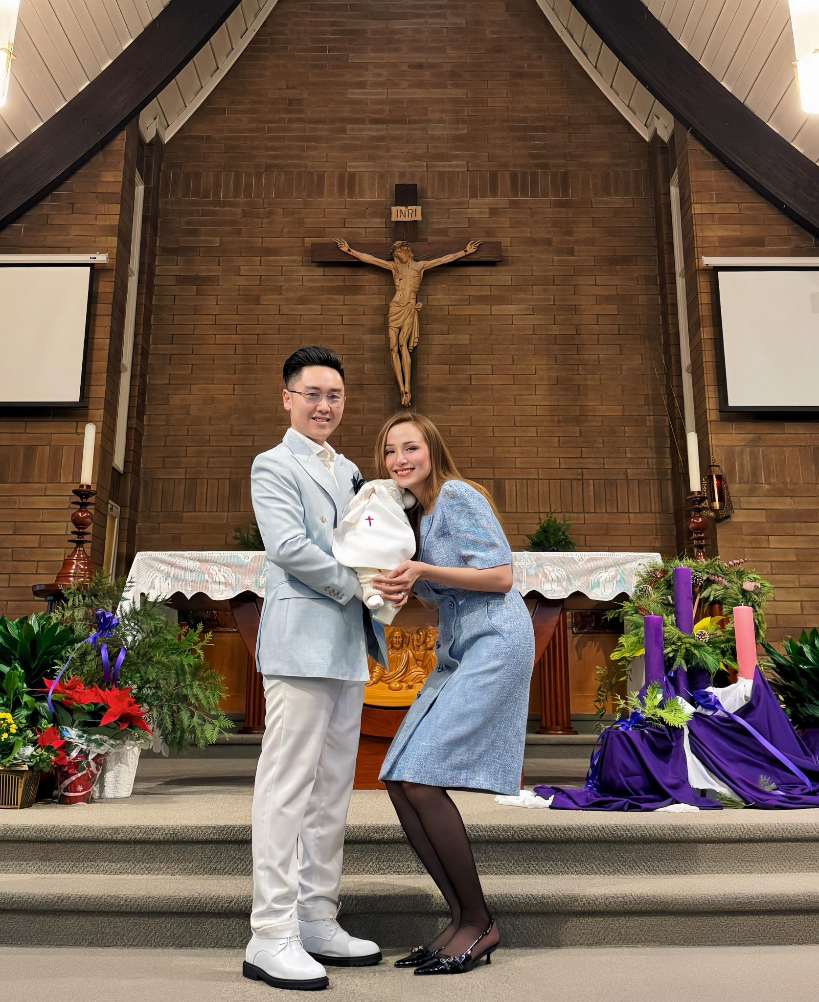 Hoa hậu Vbiz lấy lại vóc dáng sau khi sinh được 2 tuần nhan sắc khiến ai cũng trầm trồ