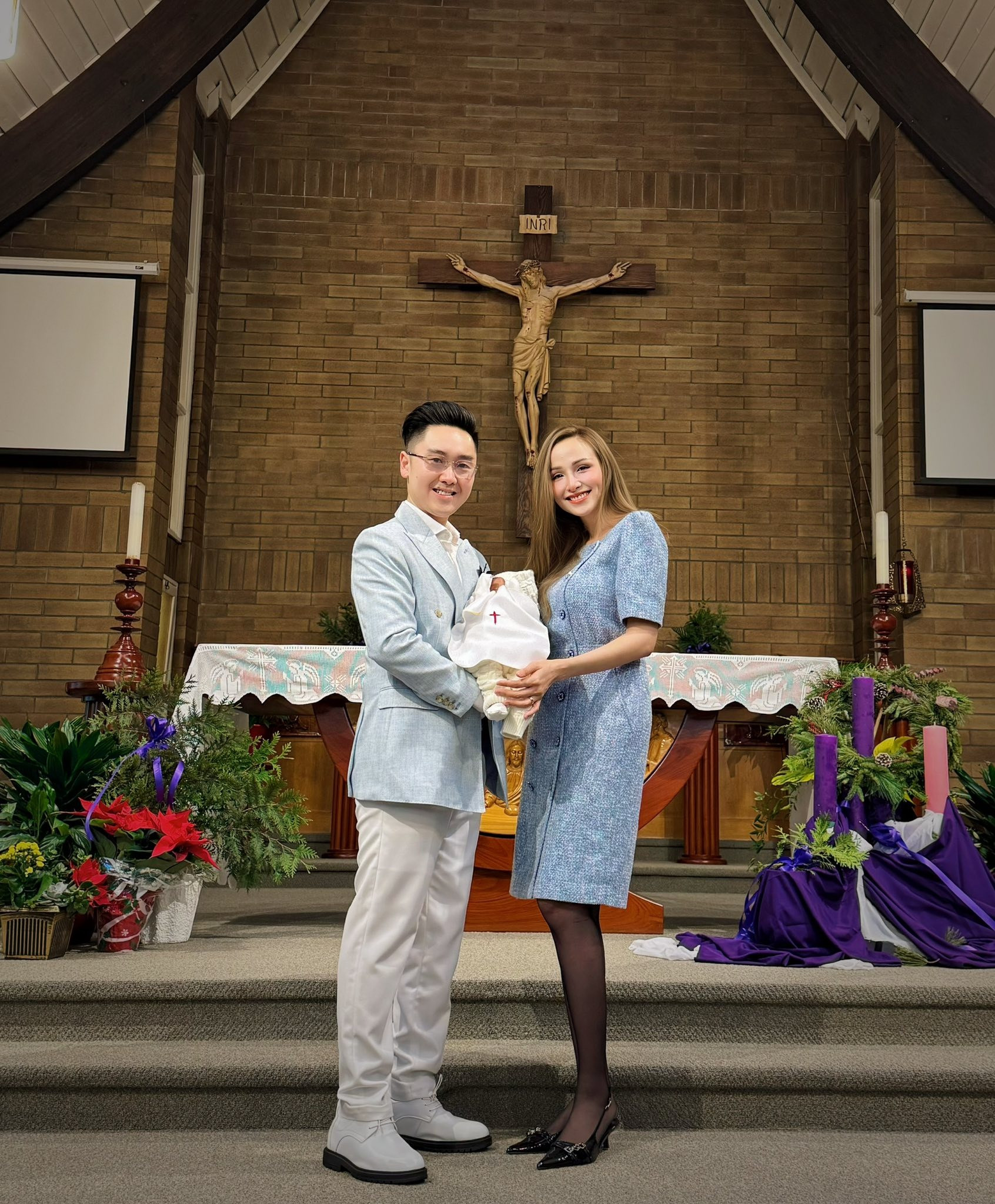 Hoa hậu Vbiz lấy lại vóc dáng sau khi sinh được 2 tuần nhan sắc khiến ai cũng trầm trồ