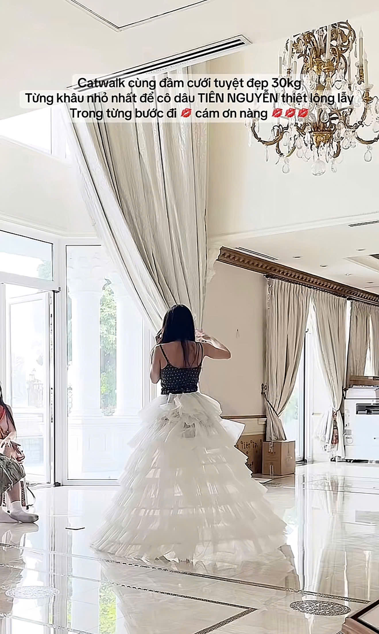 Tiên Nguyễn vất vả bế bộ váy cưới 30kg đính hàng nghìn viên kim cương