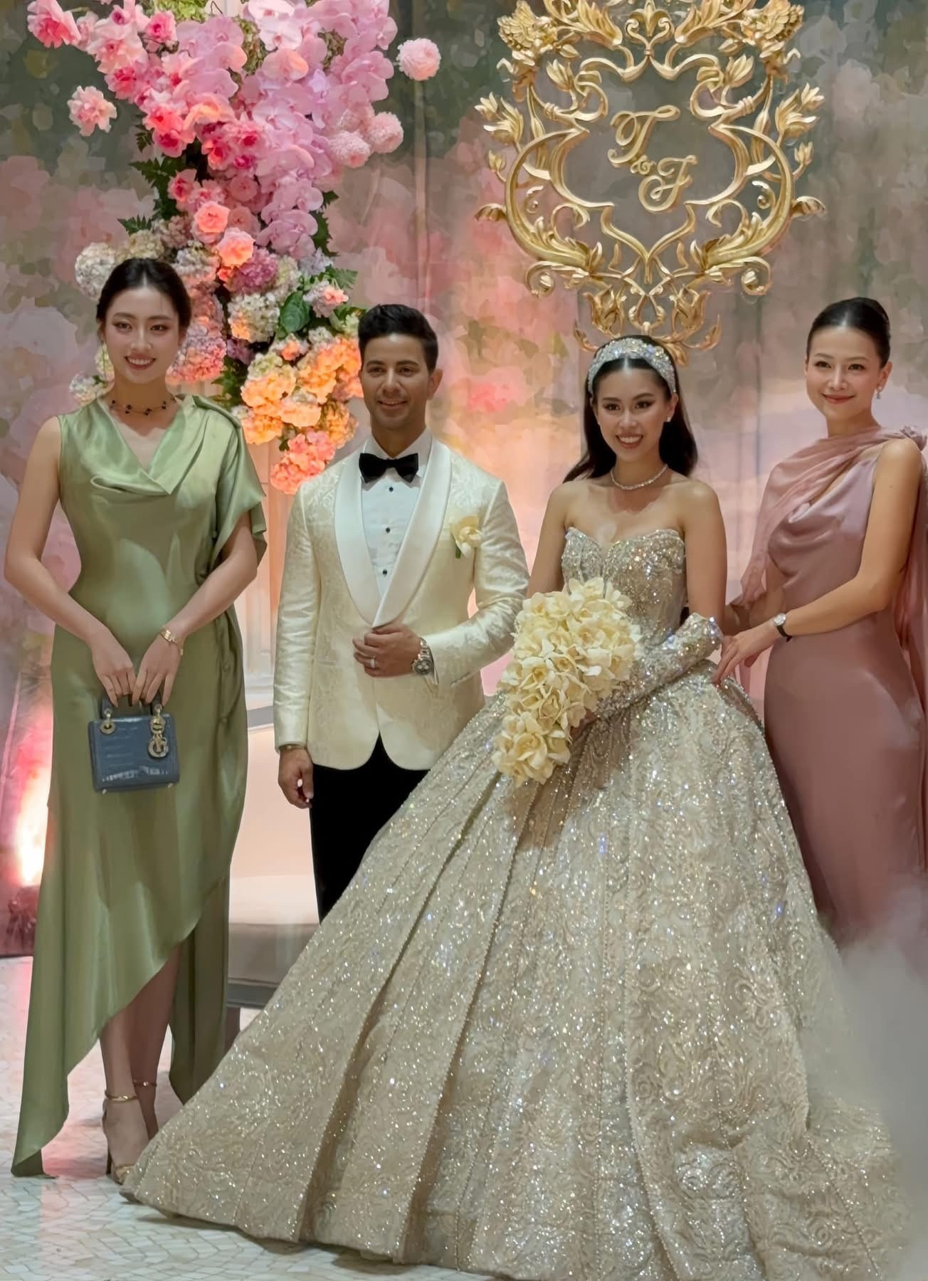 Tiên Nguyễn vất vả bế bộ váy cưới 30kg đính hàng nghìn viên kim cương