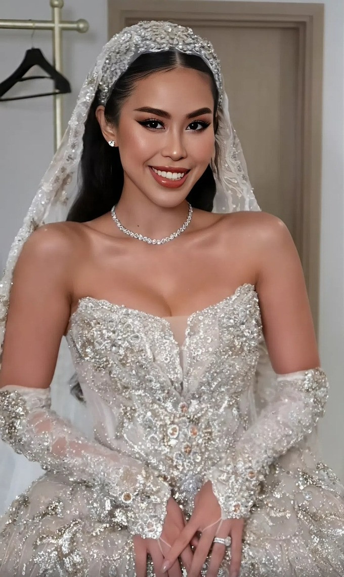 Tiên Nguyễn vất vả bế bộ váy cưới 30kg đính hàng nghìn viên kim cương