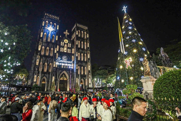 Không khí Giáng sinh tại Nhà thờ lớn Hà Nội. (Ảnh: Đắc Huy)