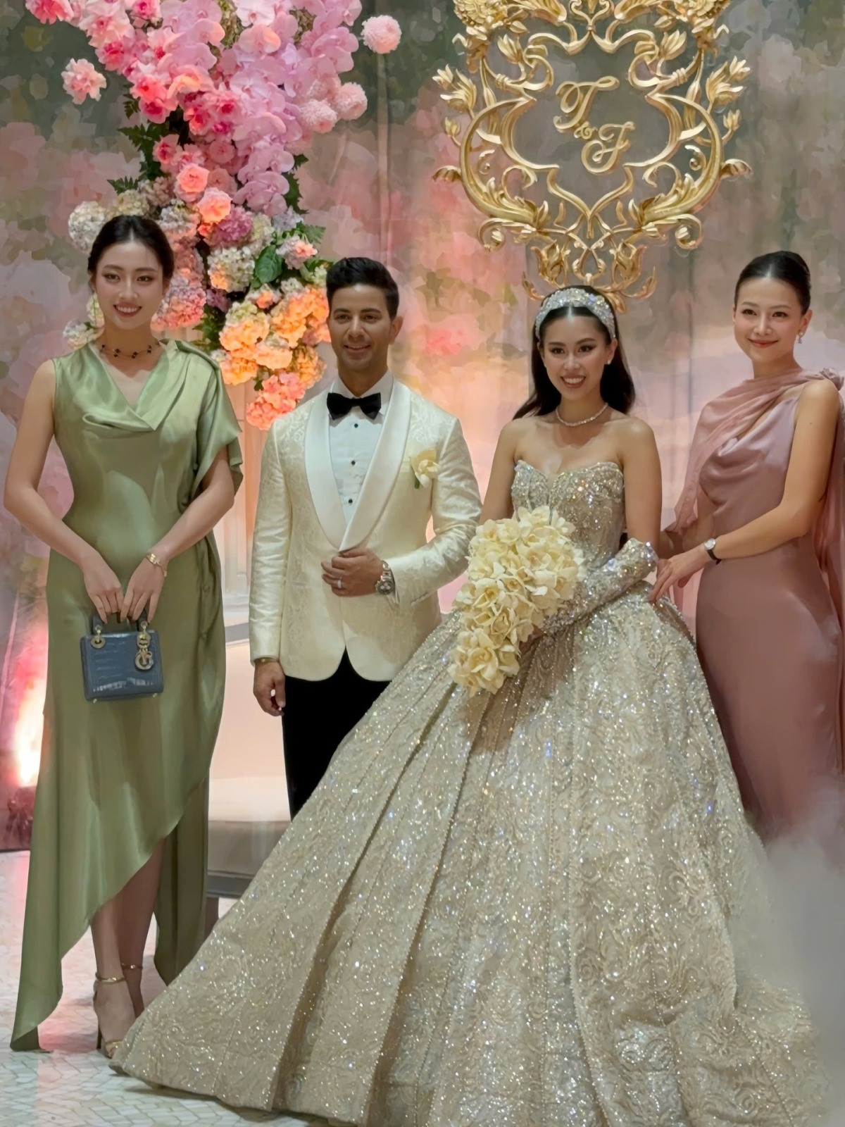 Lương Thùy Linh diện cây đồ hơn nửa tỷ sang chảnh chưa từng thấy tại đám cưới con gái tỷ phú