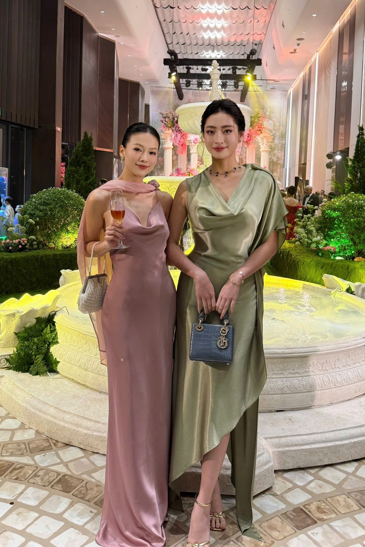 Lương Thùy Linh diện cây đồ hơn nửa tỷ sang chảnh chưa từng thấy tại đám cưới con gái tỷ phú