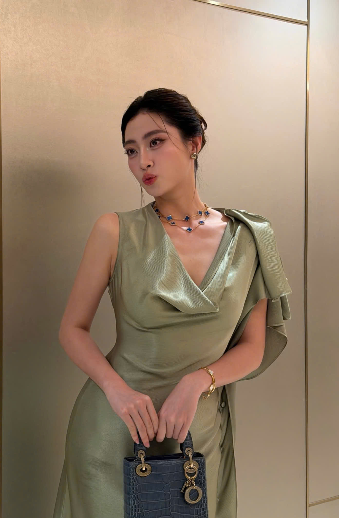 Lương Thùy Linh diện cây đồ hơn nửa tỷ sang chảnh chưa từng thấy tại đám cưới con gái tỷ phú