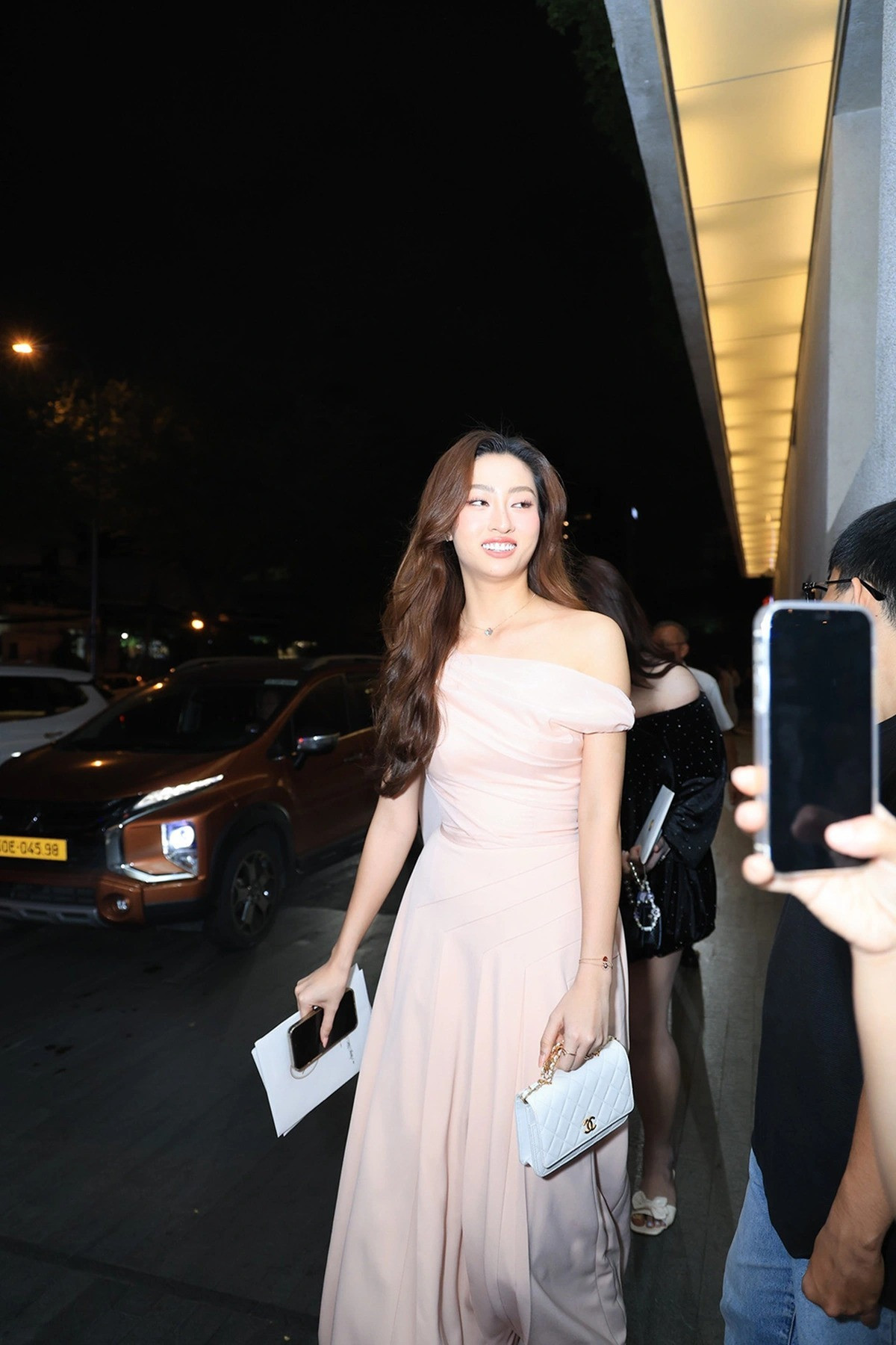 Lương Thùy Linh diện cây đồ hơn nửa tỷ sang chảnh chưa từng thấy tại đám cưới con gái tỷ phú