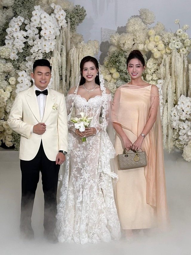 Lương Thùy Linh diện cây đồ hơn nửa tỷ sang chảnh chưa từng thấy tại đám cưới con gái tỷ phú