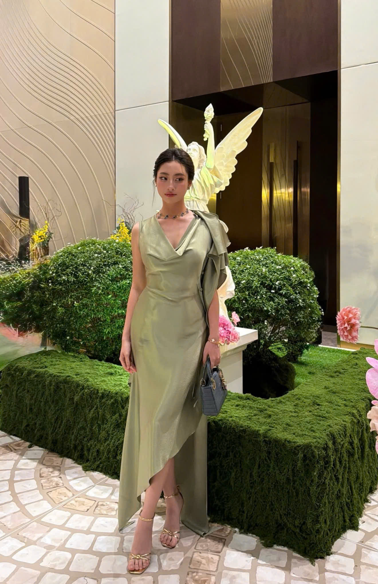 Lương Thùy Linh diện cây đồ hơn nửa tỷ sang chảnh chưa từng thấy tại đám cưới con gái tỷ phú