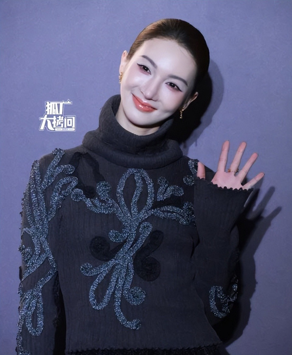 Nữ diễn viên nổi tiếng để lộ gương mặt ngày càng kì lạ biến dạng do thẩm mỹ