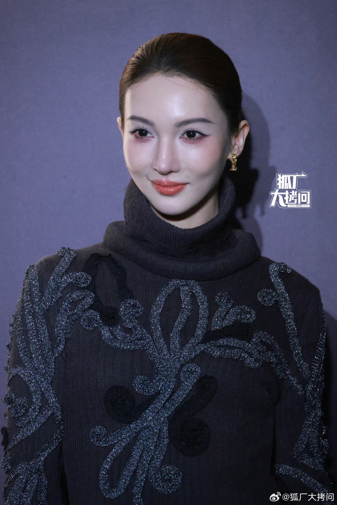 Nữ diễn viên nổi tiếng để lộ gương mặt ngày càng kì lạ biến dạng do thẩm mỹ