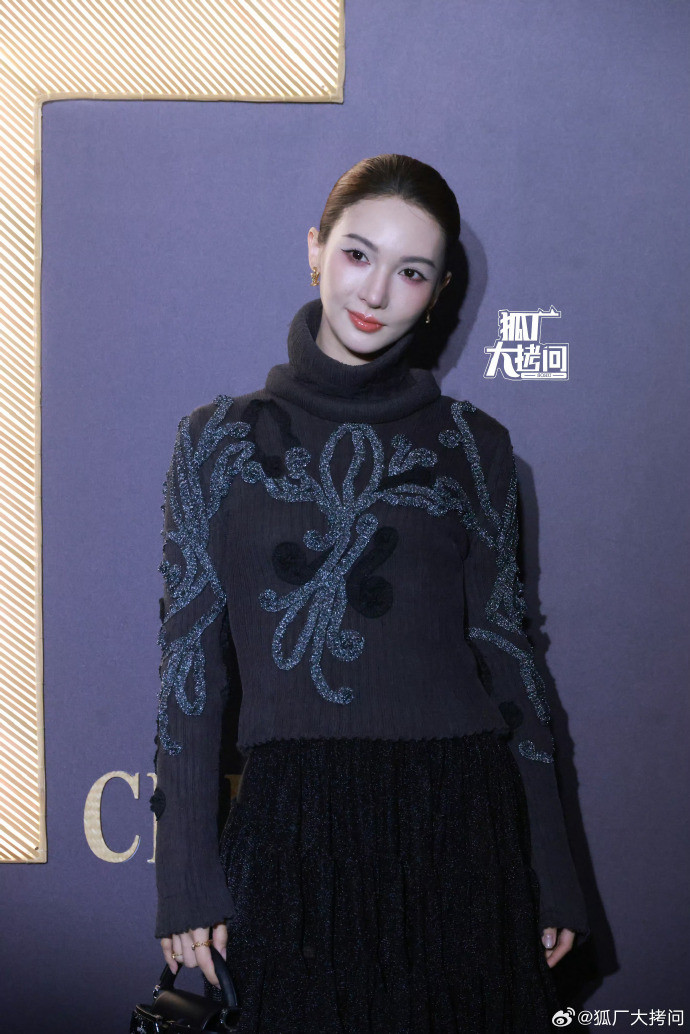 Nữ diễn viên nổi tiếng để lộ gương mặt ngày càng kì lạ biến dạng do thẩm mỹ