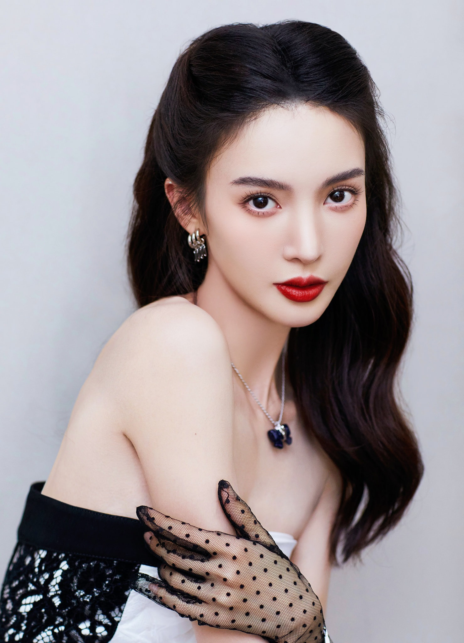 Nữ diễn viên nổi tiếng để lộ gương mặt ngày càng kì lạ biến dạng do thẩm mỹ