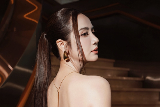 Nữ tổng tài phim 'Cách em 1 milimet' đời thực khoe lưng ong nuột nà, gợi cảm