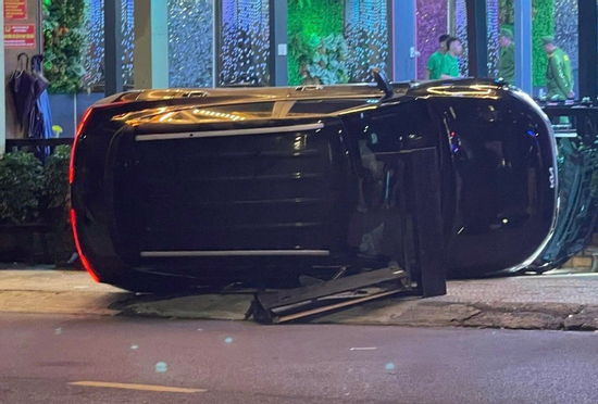 Ô tô 5 chỗ ở Quảng Trị bất ngờ lao lên vỉa hè đâm trúng nhóm người