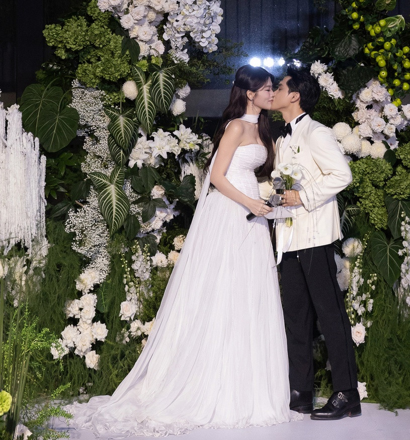 Á hậu đình đám Vbiz thông báo có tin vui sau 1 tháng kết hôn