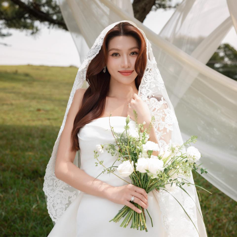 Á hậu Quỳnh Châu lộ bụng lùm lùm khi đi sự kiện