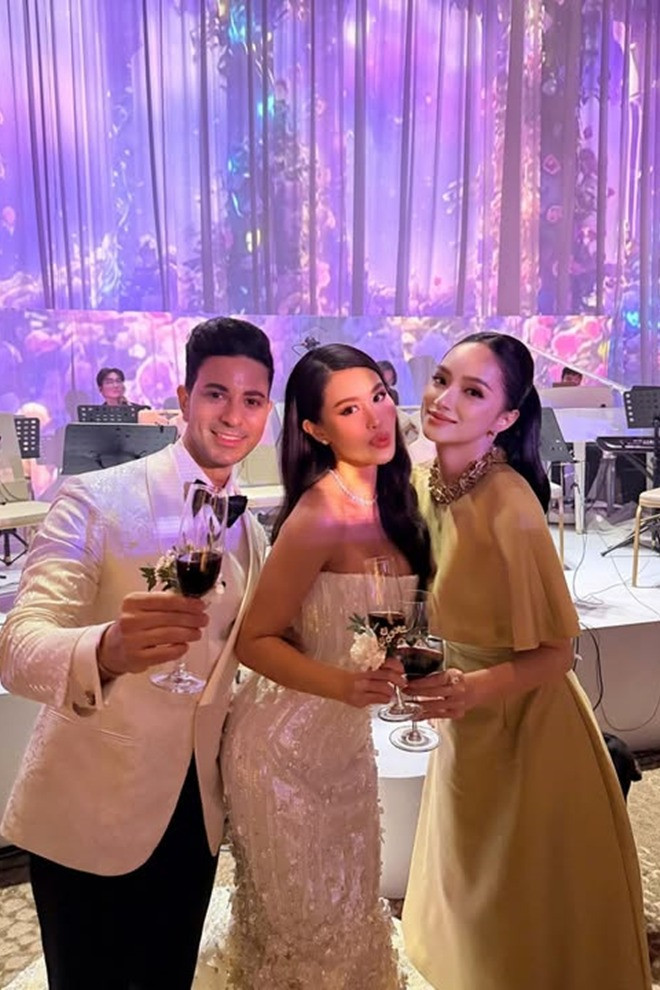 Bộ trang sức kim cương giá trị Tiên Nguyễn đeo trong hôn lễ