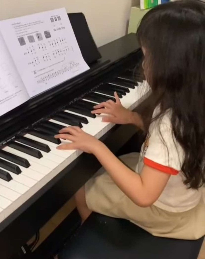 Con gái Nhã Phương lộ diện nét căng