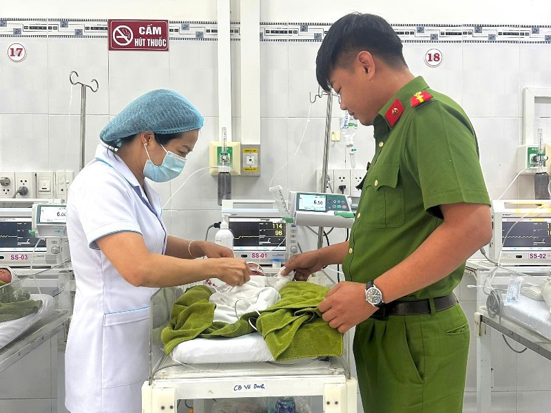 Bé gái sơ sinh bị bỏ rơi.jpg