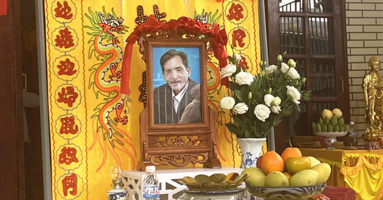 Đám tang vắng lặng và câu nói xót xa từ người mẹ 90 tuổi của Thương Tín