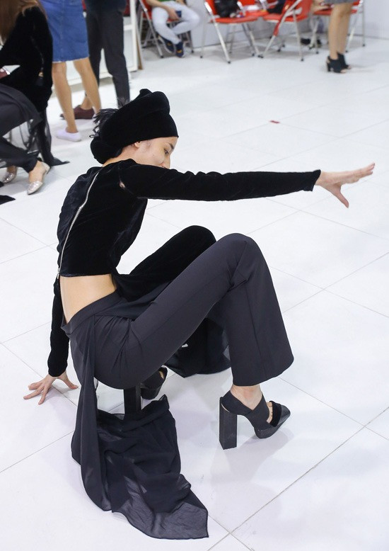 Mỹ nhân Vbiz ngã dúi dụi nơi đông người vì giày cà kheo phản ứng chồng ca sĩ gây chú ý