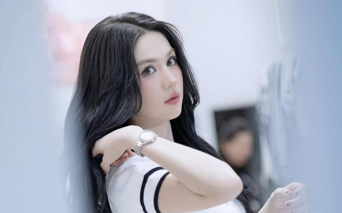 Mỹ nhân Vbiz ngã dúi dụi nơi đông người vì giày cà kheo phản ứng chồng ca sĩ gây chú ý